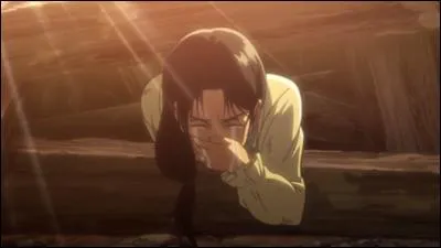 Pourquoi dans le tome 1 la mère d'Eren, quand elle est ensevelie sous les décombres de leur maison, leur dit-elle de partir ?