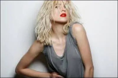 Qui est cette fille blonde qui chante "Come back to" ?