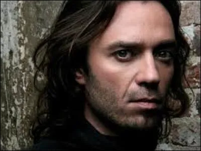 Qui est cet homme aux cheveux mi-longs ayant fait un duo avec Calogero il y a quelques années maintenant ?