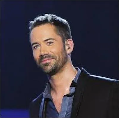 Qui est ce chanteur souffrant du décès de son jumeau ?