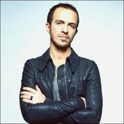 Qui est ce chanteur dont le dernier album se nomme "Feux d'artifice" ?