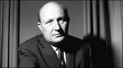 C'était un écrivain qui est connu pour avoir écrit la série de romans policiers "San-Antonio", il s'agit de...