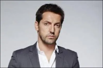 C'est un acteur qui s'est fait connaître en jouant dans la série télévisée "Le juge est une femme" sur TF1 dans les années 90, il s'agit de...