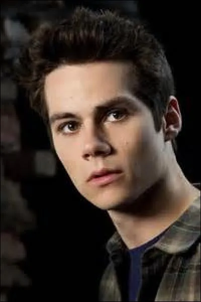 Que fait Stiles dans la toute première scène ? (saison 1)
