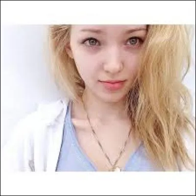 Elle joue dans une série Disney Channel et elle chante des chansons :