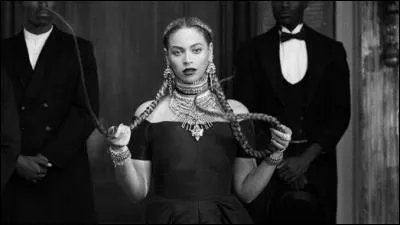 Quel est le nom de sa tournée mondiale qui aura lieu en 2016 ?