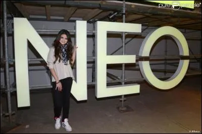 Avec quelle marque Selena a-t-elle cr&eacute;&eacute; une association avec le label Neo ?