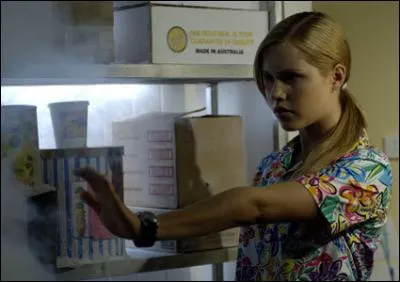 Quelle fille s'est retrouvée congelée par inadvertance dans la chambre froide du Jiucenet café, quand Emma l'a remis en marche et a gelé ce qui commençait à fondre ?