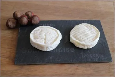 Ce fromage est au lait cru entier de chèvre, à pâte molle. Il est de petite taille, blanc, de 35 g à peu près.
Quand il est frais, il libère des saveurs de crème et de beurre.