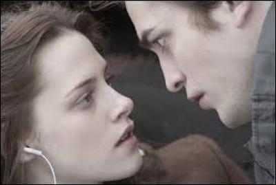 Dans "Fascination", de quoi Edward sauve-t-il Bella devant son lycée ?