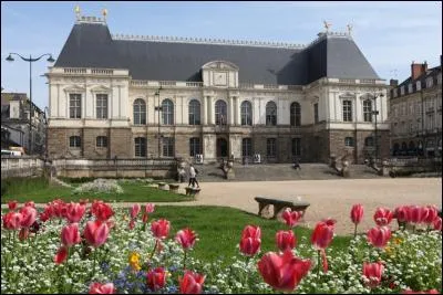 Il s'agit du Palais du Parlement de Bretagne. Je me trouve à...