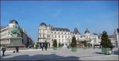 Petit indice : Jeanne d'Arc
C'est évident je suis à...