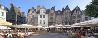 Une princesse attend toujours son prince du haut de sa...