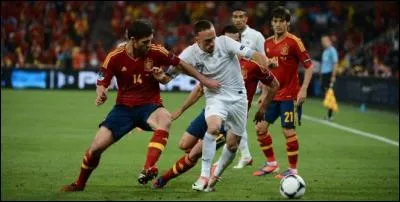 Au football, pour délivrer un avertissement à un joueur, l'arbitre brandit un carton de couleur...