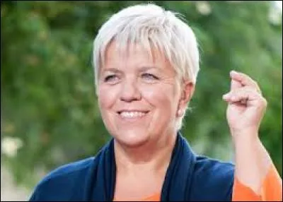 Mimi Mathy s'est mis à la bicyclette ; on l'a surnommée la "Vénus de Milo".