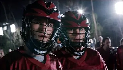Quel est le sport pratiqué par Scott et Stiles pendant la saison 4 ?