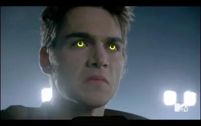 Dans l'épisode 10, que tente Liam envers Scott poussé par Théo ?