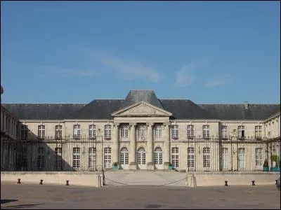 Madeleine en forme de coquillage, château Stanislas, musée de la céramique et de l'ivoire. Ces trois indices vous permettent d'aller dans une ville de la Meuse. Laquelle ?