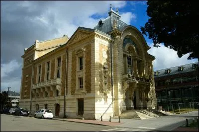 Caprice des Ursulines, le beffroi dit Tour de l'Horloge, cathédrale Notre-Dame. Dégustez un caprice avant de visiter les monuments de cette ville de l'Eure.