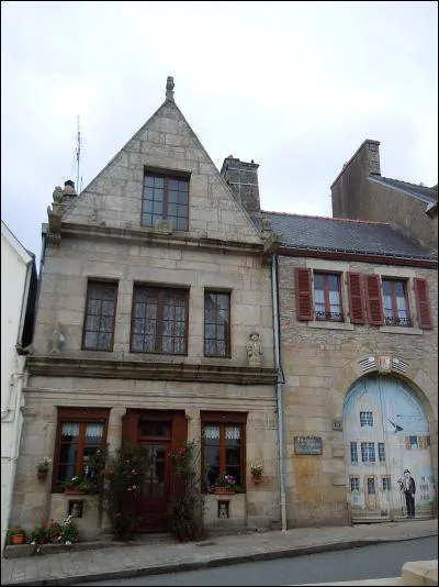 Quelle ville du Morbihan est réputée pour son andouille ?