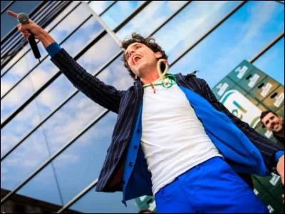 Dans son troisième album, quelle est la chanson en français qui a eu un grand succès ?