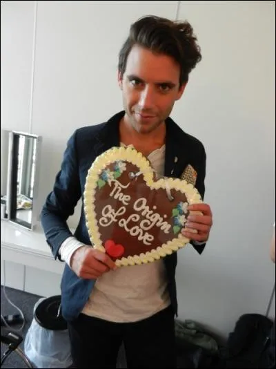 Quel titre de son troisième album chante-t-il toujours en faisant un cur ?