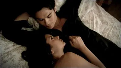 À quel moment Elena tombe-t-elle amoureuse de Damon ?