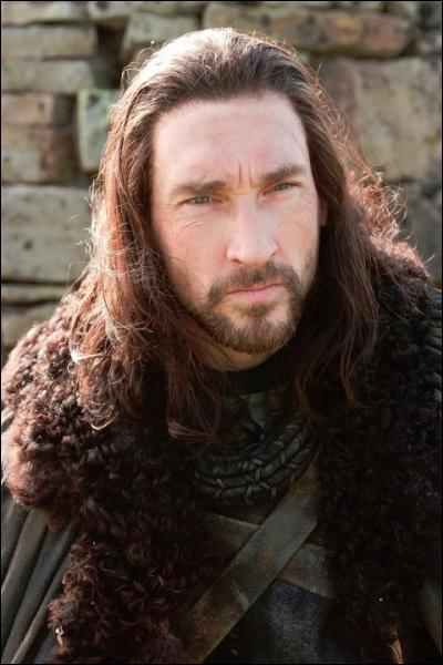 Il est le frère de Ned et fait partie de la Garde de Nuit. On le croira disparu et certains mort jusqu'au jour ou il rencontrera Bran. Qui est ce personnage ?