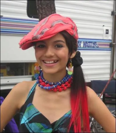 Quel r&ocirc;le joue Victoria Justice dans la s&eacute;rie "Zoey 101" ?