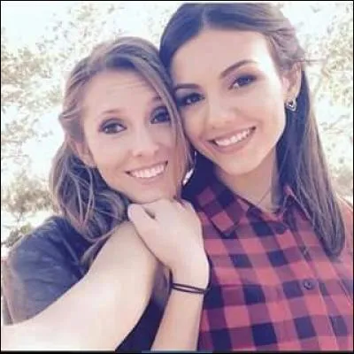 Comment s'appelle son autre meilleure amie ?