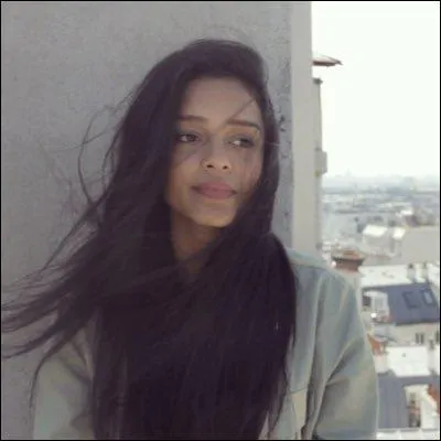 Elle poste des vidéos sur sa chaîne, qui est-ce et quel est son âge ?