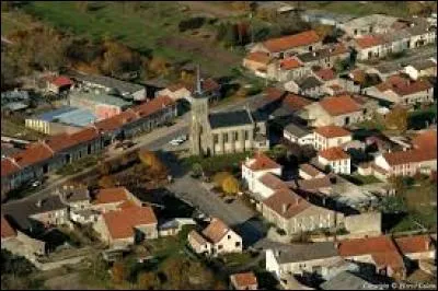 Pour terminer, je vous propose de survoler le village de Parroy. Nous sommes dans le ciel de Meurthe-et-Moselle, dans l'ancienne région ...