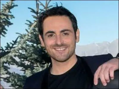 C'est un animateur de radio et télévision, il est connu pour être l'un des chroniqueurs de l'émission "Touche pas à mon poste" sur D8 depuis 2012, il s'agit de...