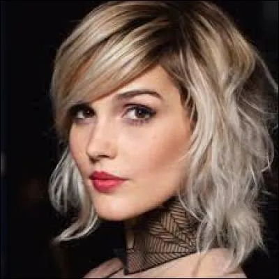 C'est une chanteuse connue pour tenir le rôle de Guenièvre dans la comédie musicale "La Légende du roi Arthur" depuis 2015, il s'agit de...