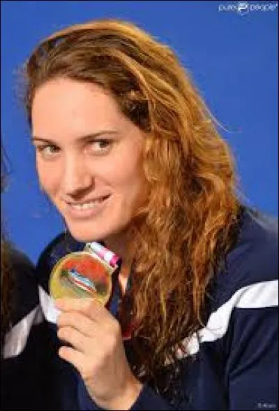 C'était une nageuse qui a remporté plusieurs médailles olympique, elle décède tragiquement lors d'un accident d'hélicoptère sur le tournage de l'émission "Dropped" en 2015, il s'agit de...