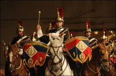 Le capitaine de la Garde républicaine avait un éperon qui était resté acroché dans l'étoile.