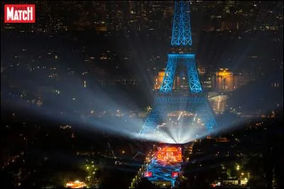 Pourquoi y a-t-il un ballon sur la tour Eiffel ?