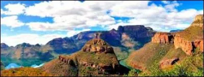 -C'est magnifique !
-Oui.
-Qui veut de l'eau ? Je vends de l'eau.
-Moi
-D'accord, 1 L ou 2 L ? 
-1 L s'il vous plaît.
D'accord. L'eau n'est vraiment pas chère. Deux... le litre. 
(Afrique du Sud).