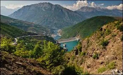 -Quelle vue !
-D'un restaurant en plus.
-Vous avez bien mangé ?
-Oui, c'était excellent.
-D'accord. Vous voulez un café ?
-Non, ça ira.
-OK, je vous apporte l'addition. Voilà. Ça vous fera 15... 
(Albanie).