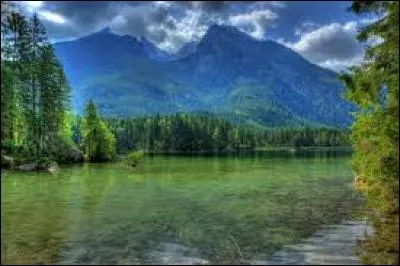 -Woah, c'est vraiment magnifique.
-Comme d'habitude.
-Ouais.
- Hey, hey, was machst du denn hier ?
-Heu, französisch.
-Ah, mais même c'est privé. Vous devez payer une amende.
-OK, OK combien ? 
-16... 
(Allemagne).