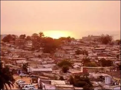 -Il se fait tard, on va dormir ?
-On ne pourra pas s'endormir vu le bruit.
-Ouais.
-Mais, on peut y aller non ?
-Ouais, super idée.
-Bonjour.
-Bonjour. Quatre... l'entrée. 
(Angola).