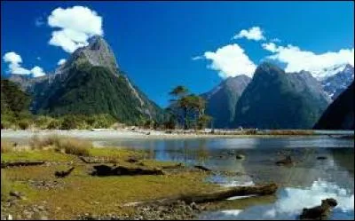 -Ah, il pleut.
-Allons nous réfugier dans un hôtel, la maison est trop loin.
Tschh
-Il y a du tonnerre. Cours, cours.
-Voilà, on est dans l'hôtel. On y passe la nuit ?
-Heu, OK. 
-Bonjour, on voudrait passer une nuit ici.
-D'accord. Cela vous fera seulement 14... 
(Bangladesh).