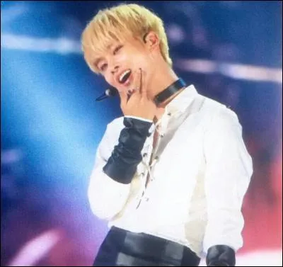 Quel âge a N, le leader ?