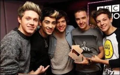 Qui est-ce ?
Animateur : 
- Tu es en ondes, dis quelque chose !
- Ha...heu..bonjour.