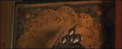 Quelle indication était inscrite sur le cadran de l'horloge familiale à la place de douze heures ?