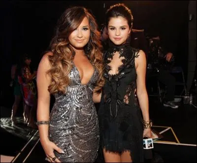 A quel âge Selena rencontra-t-elle Demi ?