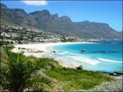 A ma frontière, coulent les chutes Victoria.
Rien qu'aux chutes Victoria, tu sais que je suis ... !
Et au fait, par ordre alphabétique, je suis le dernier.