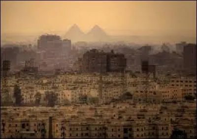 Dans mon pays, il y a un monument historique dont le nez est tombé au fil du temps. Tu ne me trouves toujours pas ? Et si je te dis Cléopâtre ? Ah, tu as trouvé. Je suis ... !
