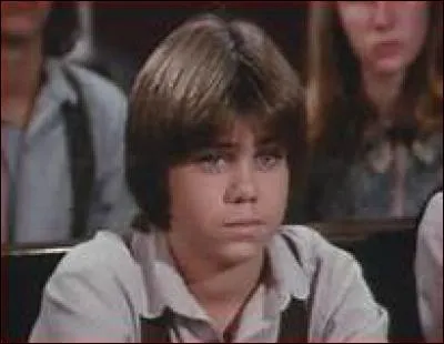 Il fut très ami avec Laura puis a déménagé avec son père :