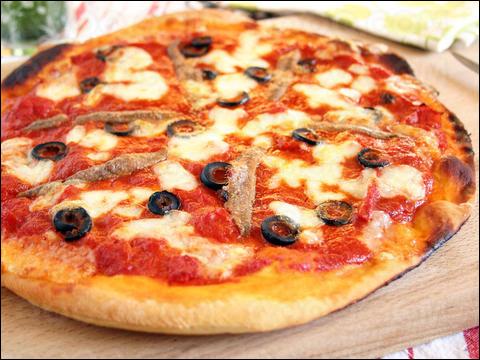 A la base de nombreuses pizzas, ici, la tomate est accompagnée de mozarella, anchois, olives noires, quelle est cette pizza ?